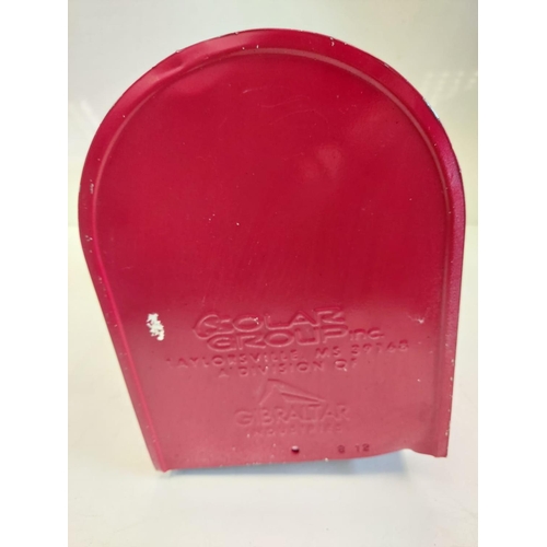 383 - A classic U.S mailbox in cherry red with adjustable flag keeper - made by Deko-Siems. W17cm x L48cm ... 