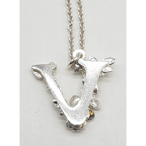 495 - Alex Monroe Floral Letter V Pendant on expandable Chain, set in Sterling Silver weight 2.9g and pend... 