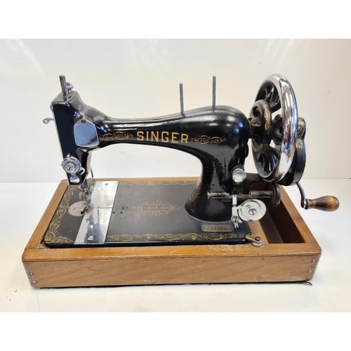 305 - A 1920's antique, model 15, Singer sewing machine - In working order.