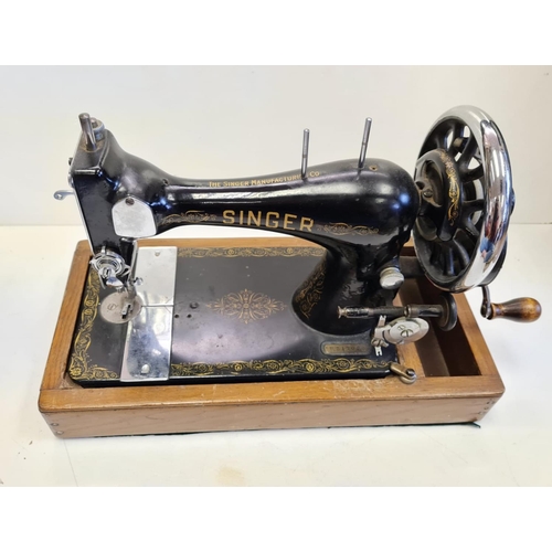 305 - A 1920's antique, model 15, Singer sewing machine - In working order.