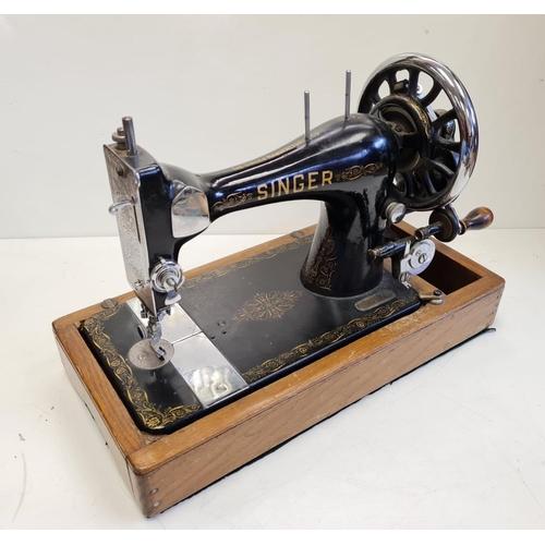 305 - A 1920's antique, model 15, Singer sewing machine - In working order.