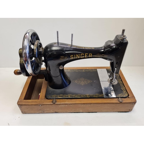 305 - A 1920's antique, model 15, Singer sewing machine - In working order.