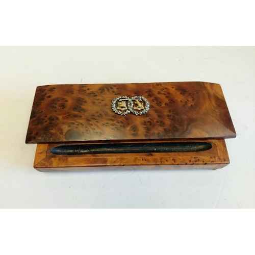 424 - 9ct Gold & Silver Argylle & Sutherland Regiment Badge on a nice Walnut Desk Tidy. Circa WW1 period. ... 