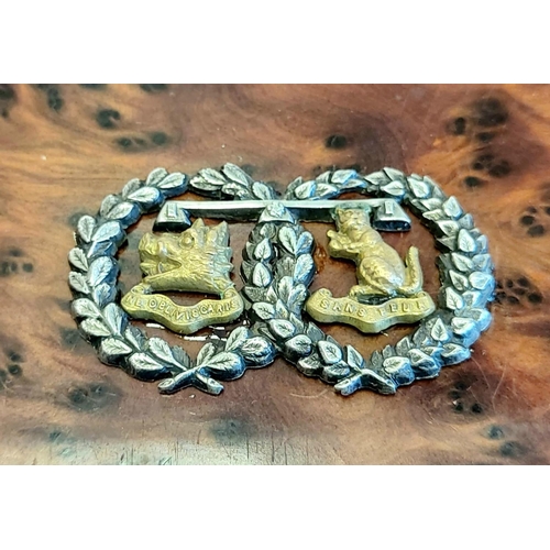 424 - 9ct Gold & Silver Argylle & Sutherland Regiment Badge on a nice Walnut Desk Tidy. Circa WW1 period. ... 