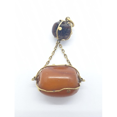 1006 - An actual amber pendant of 9ct gold. Weight 5.1g.