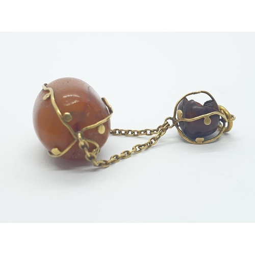 1006 - An actual amber pendant of 9ct gold. Weight 5.1g.