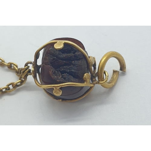 1006 - An actual amber pendant of 9ct gold. Weight 5.1g.