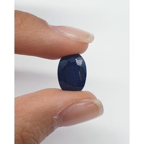 260 - 4.93 Cts Natural blue sapphire. Oval mixed cut stone. IDT certification included.