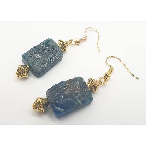 120 - A necklace and earrings set made of Brazilian bluish apatite in its natural state. In a gift box, Ne... 