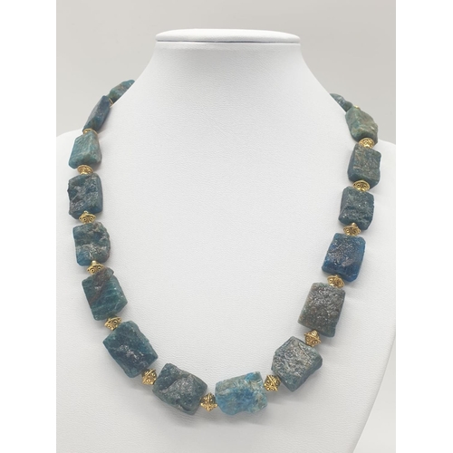 120 - A necklace and earrings set made of Brazilian bluish apatite in its natural state. In a gift box, Ne... 