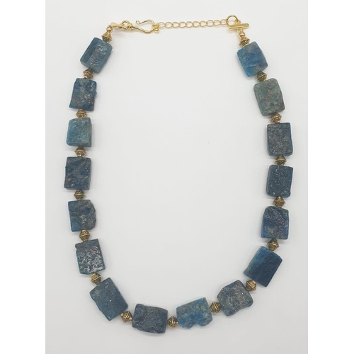 120 - A necklace and earrings set made of Brazilian bluish apatite in its natural state. In a gift box, Ne... 