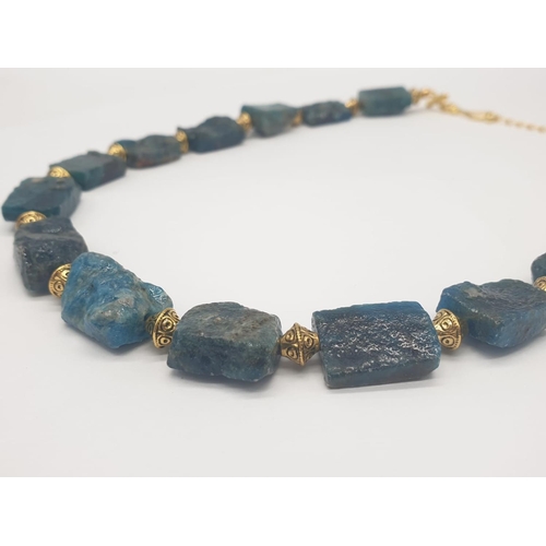 120 - A necklace and earrings set made of Brazilian bluish apatite in its natural state. In a gift box, Ne... 