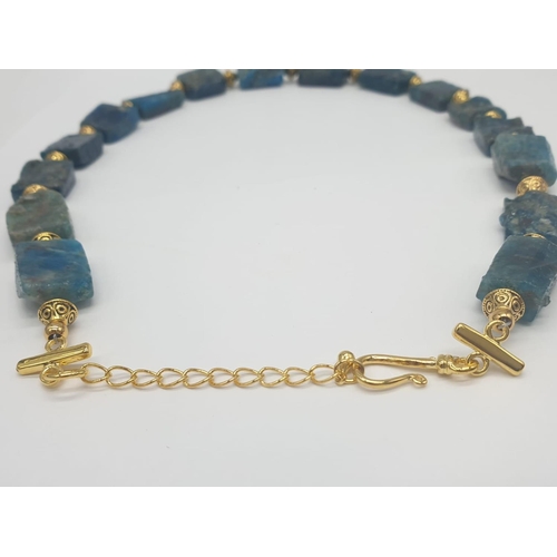 120 - A necklace and earrings set made of Brazilian bluish apatite in its natural state. In a gift box, Ne... 