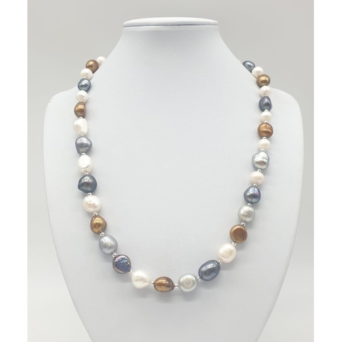 40 - A good collection of Kasumi pearls with vivid colours forming a necklace, bracelet and earrings set,... 