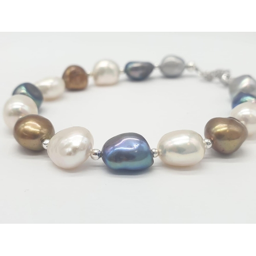 40 - A good collection of Kasumi pearls with vivid colours forming a necklace, bracelet and earrings set,... 