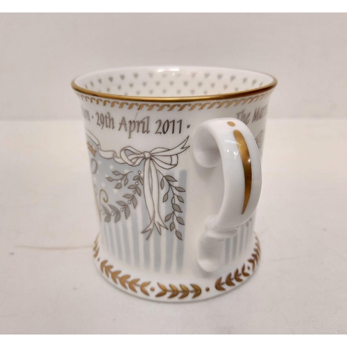 459 - 5x Royal bone china mugs celebrating Buckingham Palace and the wedding of Prince William and Catheri... 