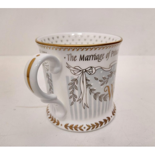 459 - 5x Royal bone china mugs celebrating Buckingham Palace and the wedding of Prince William and Catheri... 