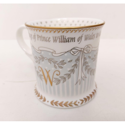 459 - 5x Royal bone china mugs celebrating Buckingham Palace and the wedding of Prince William and Catheri... 