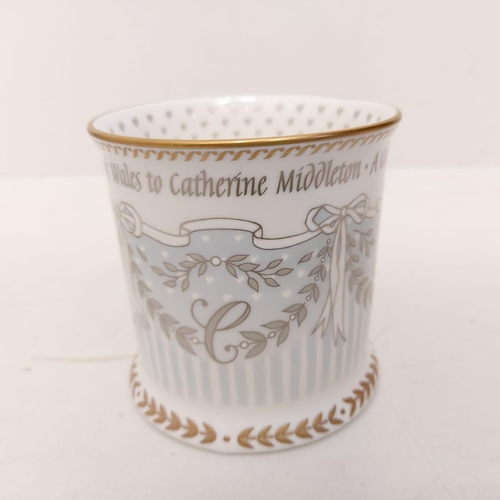 459 - 5x Royal bone china mugs celebrating Buckingham Palace and the wedding of Prince William and Catheri... 