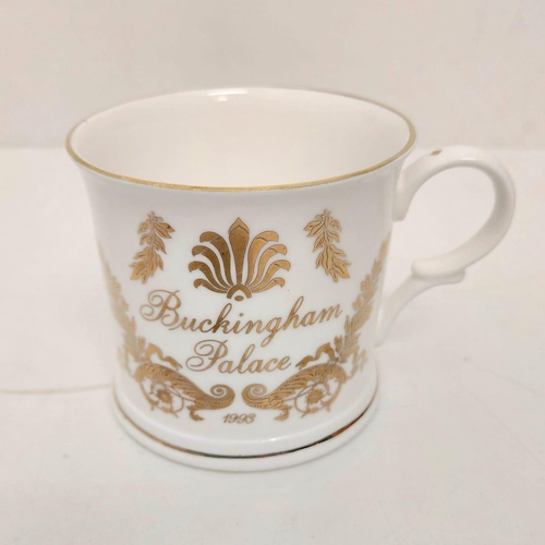 459 - 5x Royal bone china mugs celebrating Buckingham Palace and the wedding of Prince William and Catheri... 