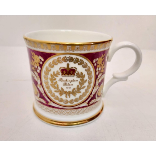 459 - 5x Royal bone china mugs celebrating Buckingham Palace and the wedding of Prince William and Catheri... 