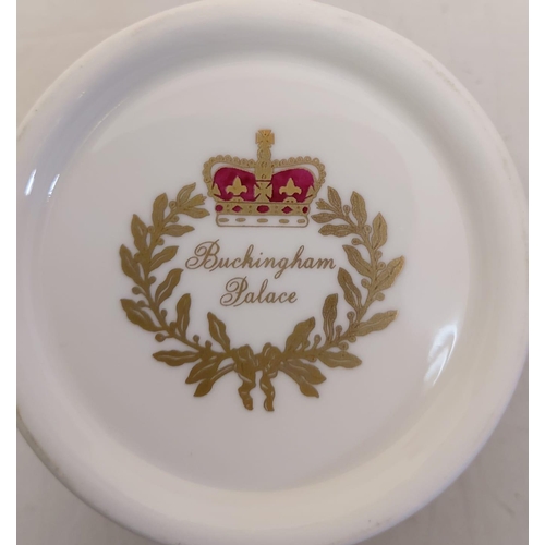 459 - 5x Royal bone china mugs celebrating Buckingham Palace and the wedding of Prince William and Catheri... 