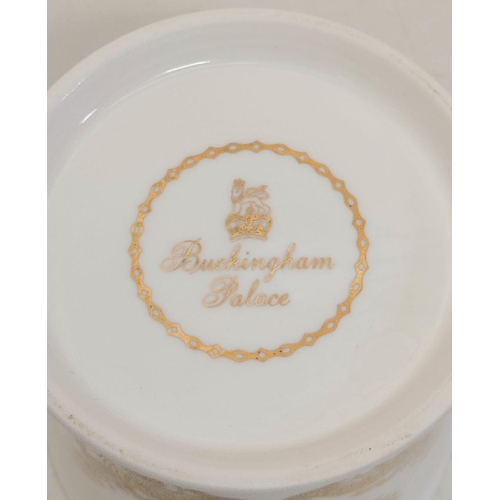 459 - 5x Royal bone china mugs celebrating Buckingham Palace and the wedding of Prince William and Catheri... 