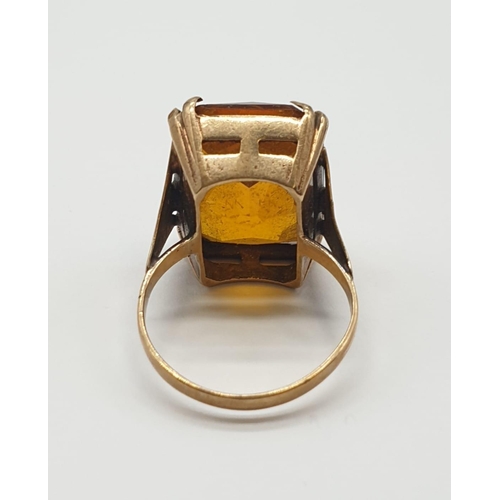 406 - 9ct gold and amber dress ring. 5.8g, size J/K