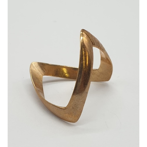 475 - 9ct gold tri-side ring. 1.8g, size M.