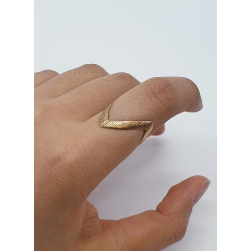 475 - 9ct gold tri-side ring. 1.8g, size M.