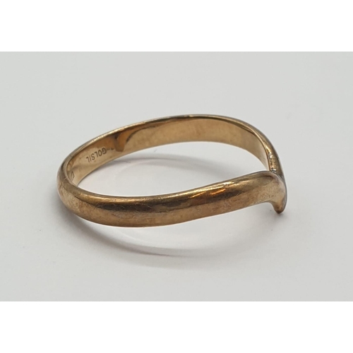 481 - Gold and silver chevron ring. 1.8g, Size O