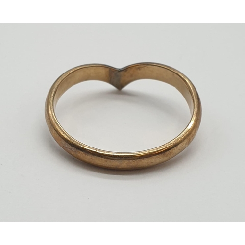 481 - Gold and silver chevron ring. 1.8g, Size O