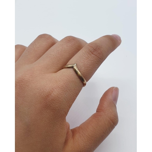 481 - Gold and silver chevron ring. 1.8g, Size O