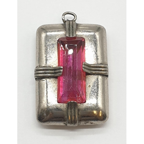 495 - Silver pendant with pink stone. 10.3g, 3x2cm.