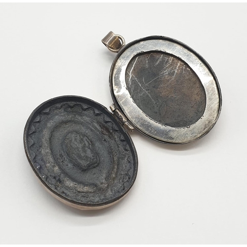 497 - Antique silver locket. 19.6g, 4cm.