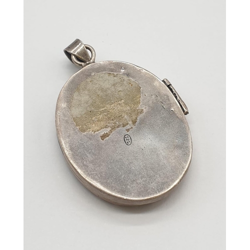 497 - Antique silver locket. 19.6g, 4cm.