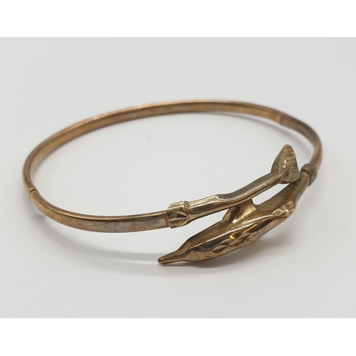 245 - A Harrods Vintage 9ct Gold Bangle with Dolphin design clasp. Comes in box, 4.16g. 6cm diameter (8cm ... 