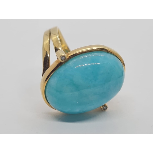 542 - 18ct yellow gold ring with large Amazonite (Peruvian) stone centre (2x2.5cm) and diamonds on sides, ... 