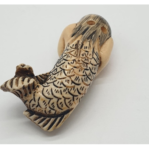 818 - JAPANESE VERY COLLECTABLE  IVORY NETSUKE MERMAID CARRYING SEAWEED 1890- 5cm long.