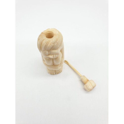 643 - An 18th century NOVELTY EROTIC BONE SNUFF BOTTLE - 7cm high.