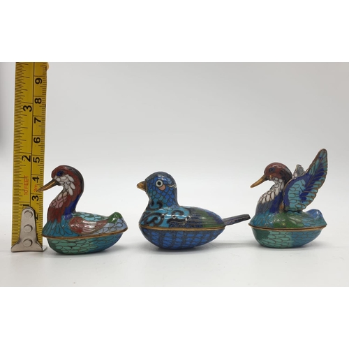 290 - 3 enamel and yellow metal ducks and small enamel vase. 10cm in height, 220g in weight