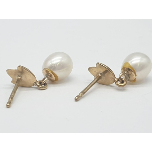 329 - Pair of 9k gold pearl earrings, weight 1g