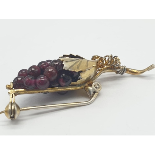 405 - 800 silver bunch of grapes brooch. 4.2g in weight.