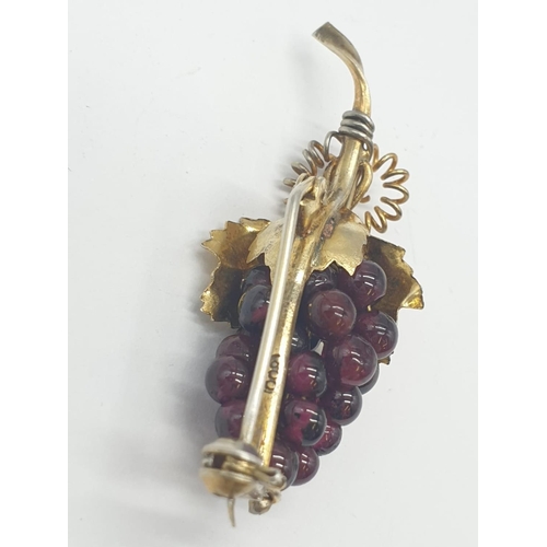 405 - 800 silver bunch of grapes brooch. 4.2g in weight.