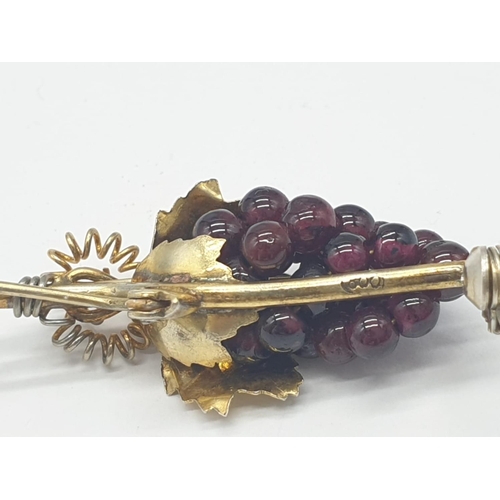 405 - 800 silver bunch of grapes brooch. 4.2g in weight.