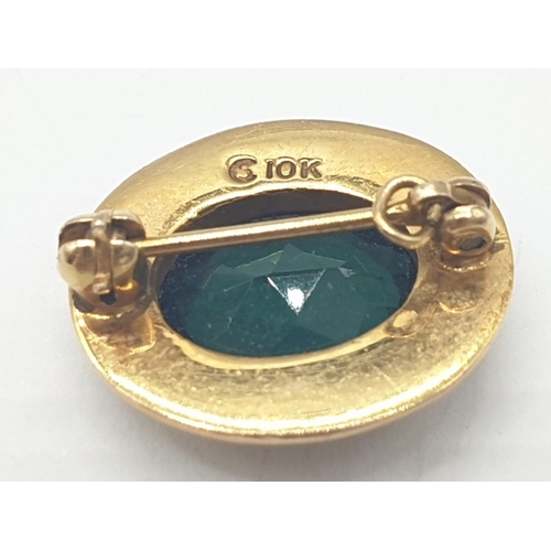 154 - 10k gold American pin brooch with large green stone centre, weight 2.5g