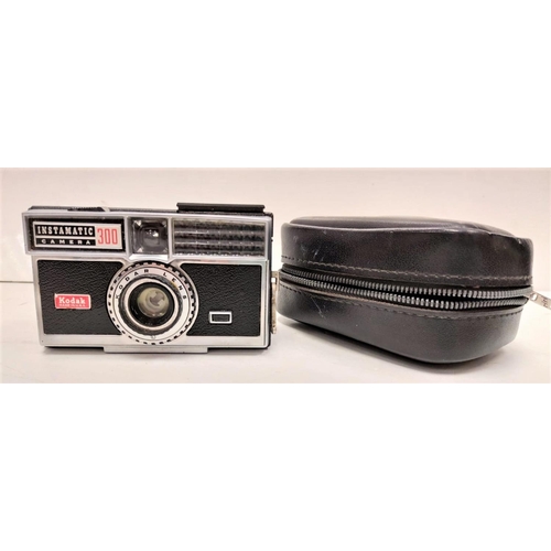 862 - A pair of vintage Instamatic cameras. The 100 and the 300. Both in good condition with cases.