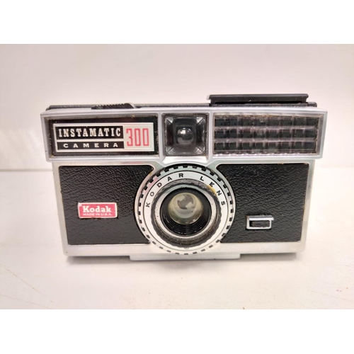 862 - A pair of vintage Instamatic cameras. The 100 and the 300. Both in good condition with cases.