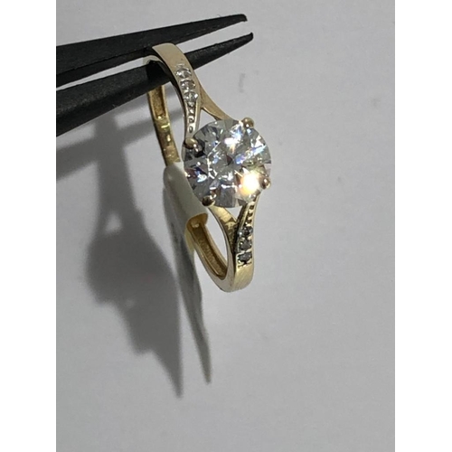 647 - Ring in 9K yellow gold with cz an 6mm and cz on shoulders. Size M and weighs 1.2g.