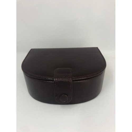 674 - Jewellery box in leatherette of Mulberry colour. Aprox 16 x 5.8 cm